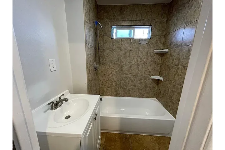 $900 : Two bedroom house in ready ! image 7