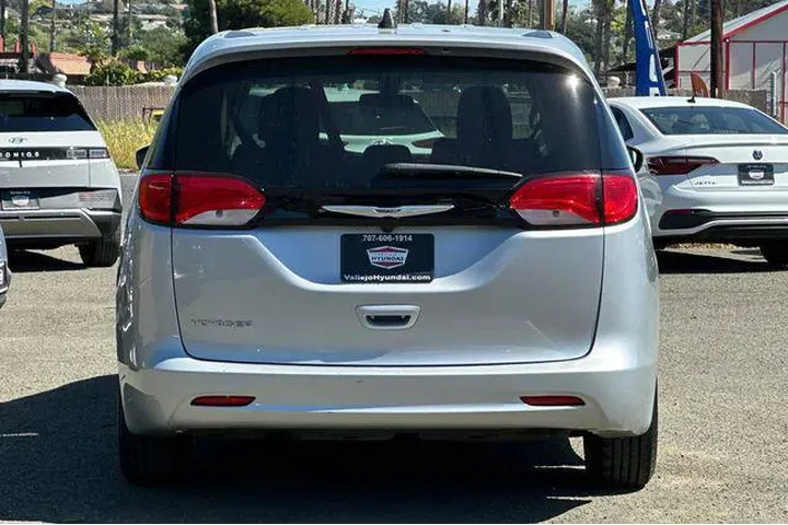 $18790 : Chrysler Voyager 2022 LX 4dr image 7