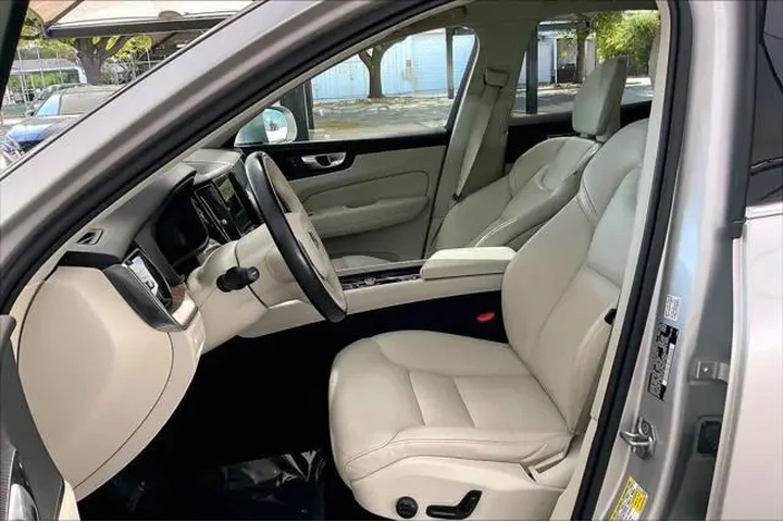 $15576 : Volvo XC60 2021 AWD T6 Momen image 8
