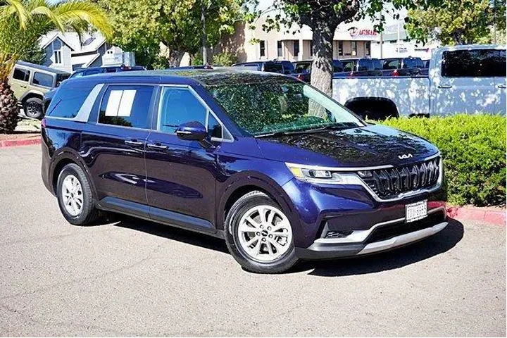 $27832 : Kia Carnival 2024 LX 4dr Min image 3