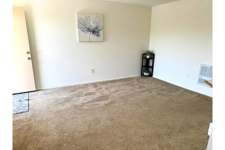$1225 : 1BR Upper Unit Near Beaches & image 2
