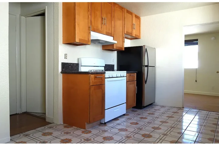 $1950 : 2 bedroom Apt in James wood image 2