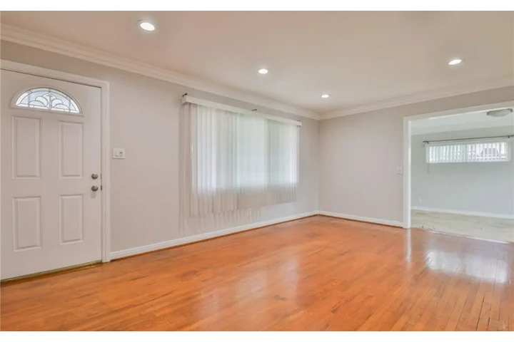 $2500 : 3 Bed Home in Huntington Park image 2