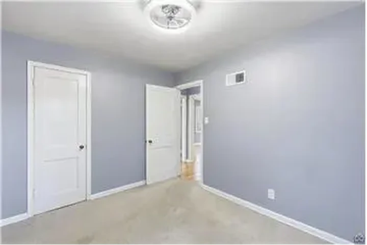 $850 : Rental property with 2 bedro image 10