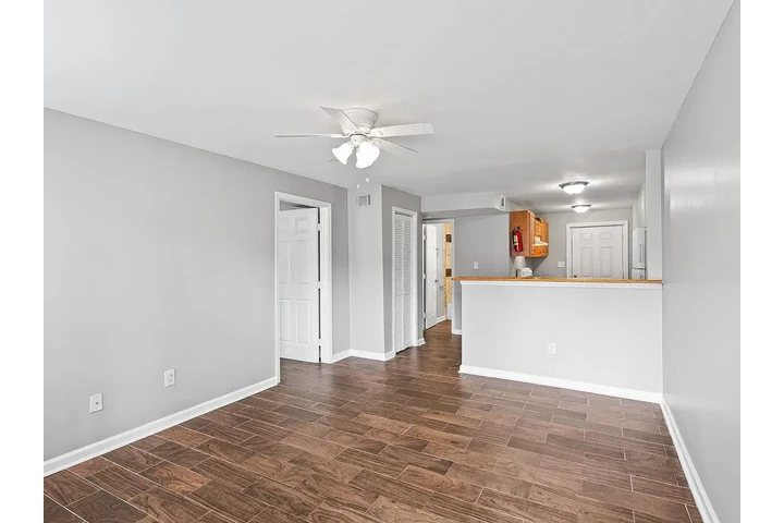 $1002 : 2bd 1 ba image 5