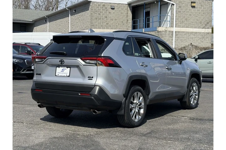 $30298 : Toyota RAV4 2021 AWD XLE Pre image 8