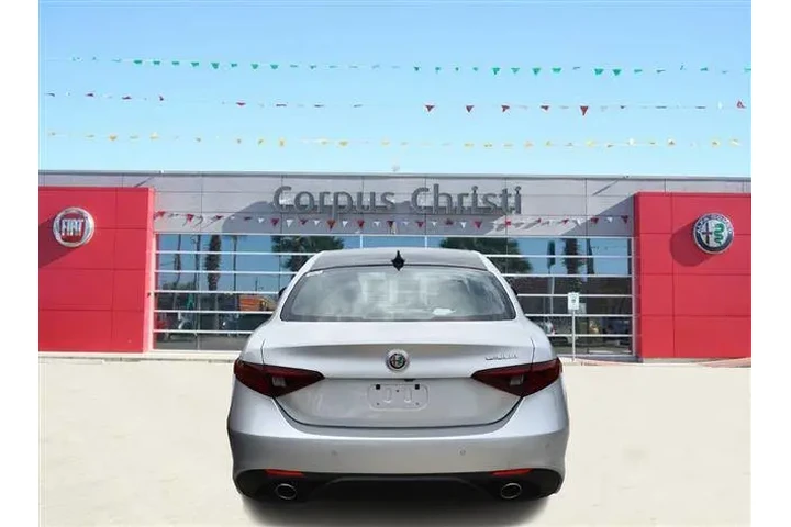 2017 Alfa Romeo Giulia image 6