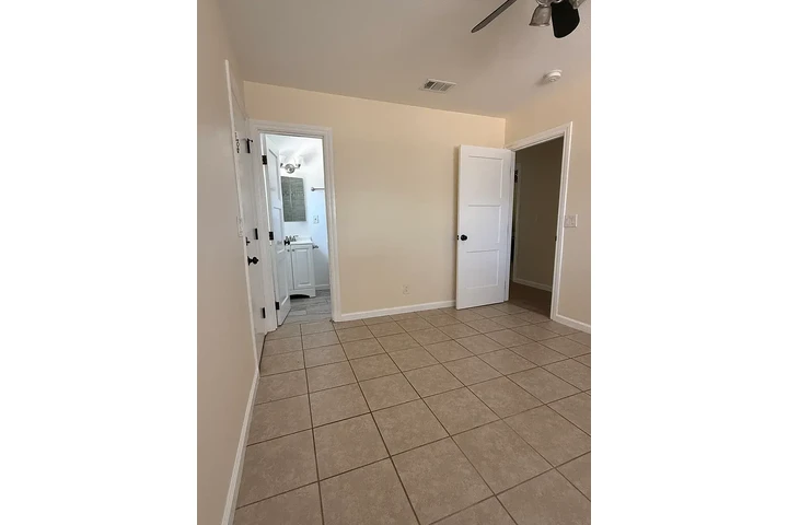 $1200 : Riverside Rental 🏠 image 3