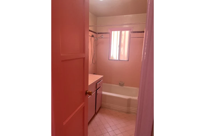 $2100 : Very spacious one bedroom apt image 9