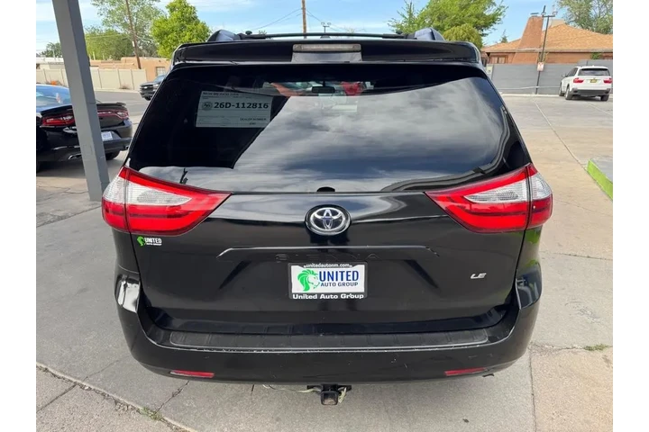 2017 Sienna LE 8-Passenger image 6