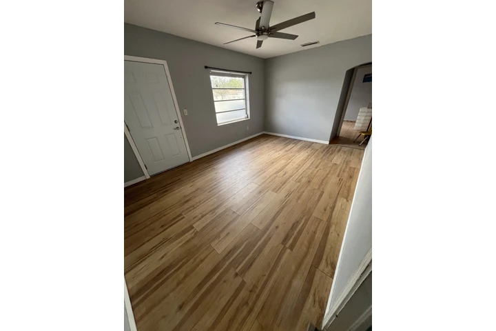 $2300 : Rento apartamento en Hialeah image 2