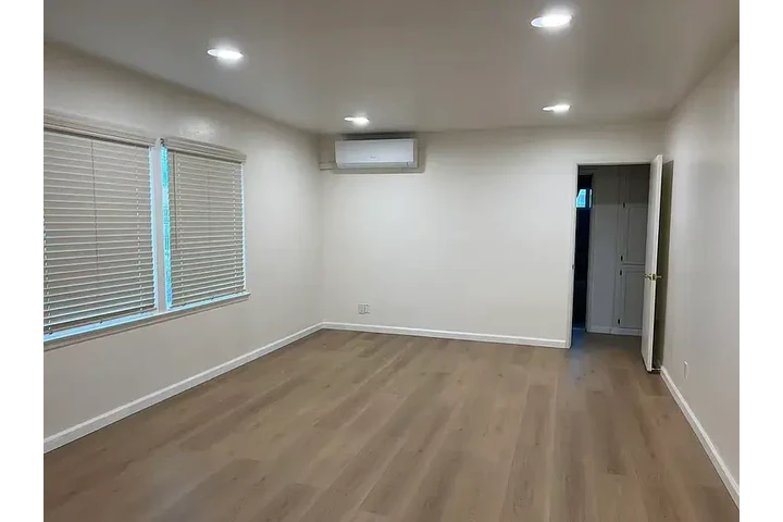 $3000 : BEAUTIFUL 3BED RANCH FOR RENT! image 2