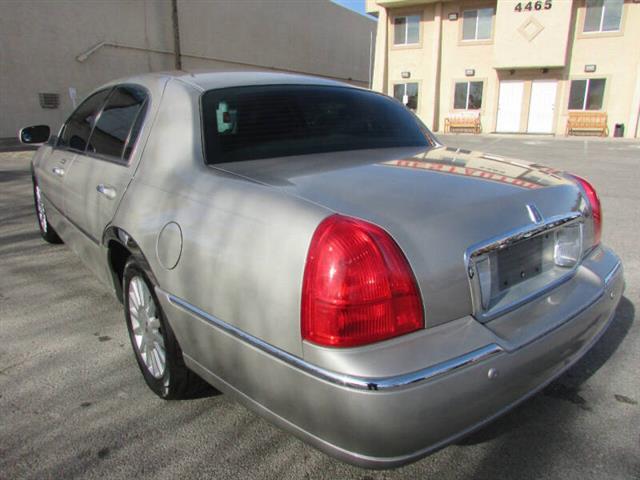 $6995 : 2004 Town Car Signature image 5