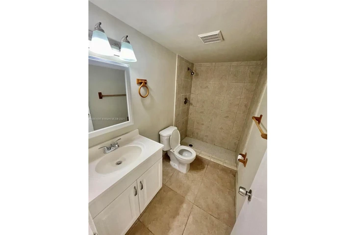 $1000 : Room for Rent image 4