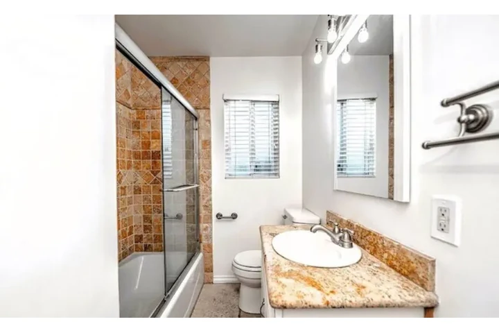 $2430 : Beautiful House in  West Adams image 7