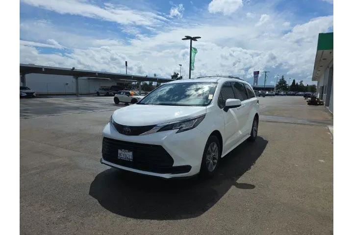 $38900 : Toyota Sienna 2023 LE 8-Pass image 3