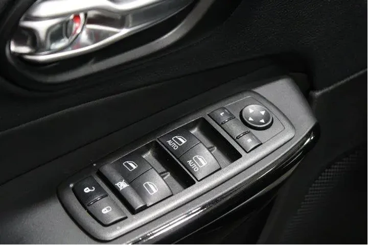 $18988 : Jeep Cherokee 2021 4x4 Altit image 4