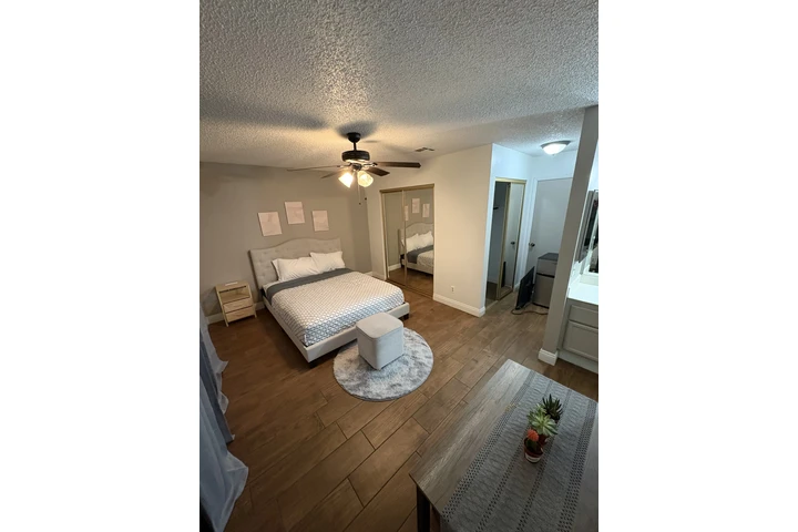 $750 : De Renta cuarto image 2