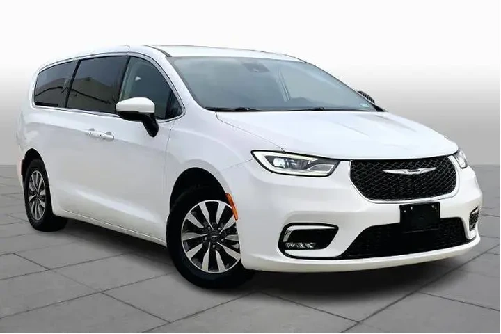 $25889 : Chrysler Pacifica Plug-In Hy image 3