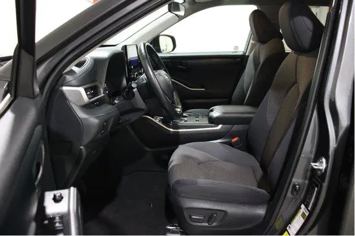 $38998 : Toyota Highlander 2024 LE 4d image 3