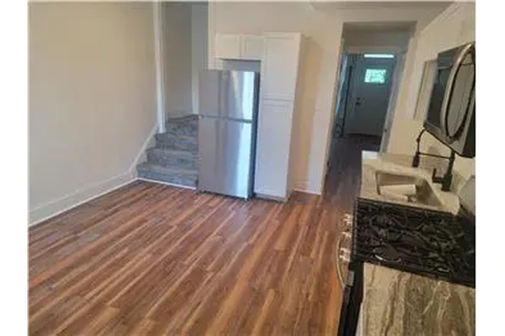 $1250 : Rental property with 2 bedro image 2