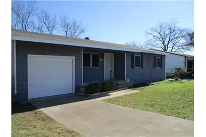 $1100 : Rental property with 4 bedro image 3