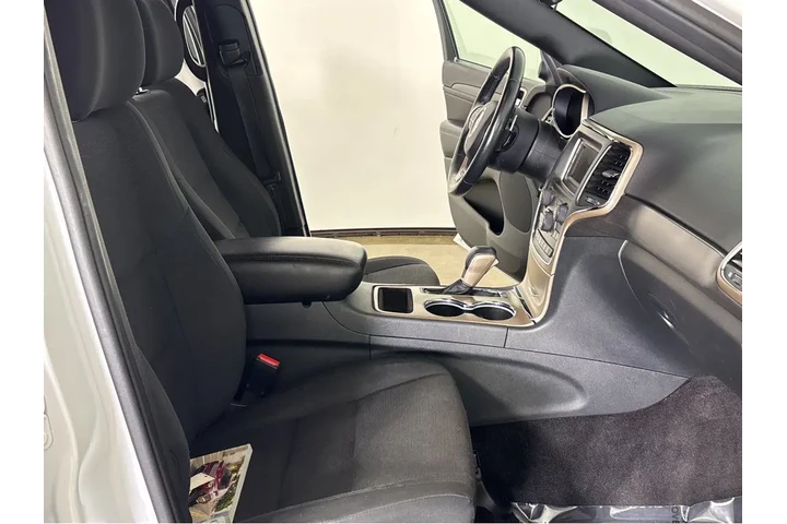 $15000 : 2017 Grand Cherokee Laredo image 5
