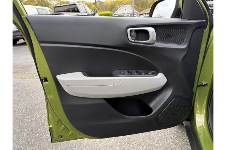 $17999 : Hyundai VENUE 2023 SEL 4dr C image 8