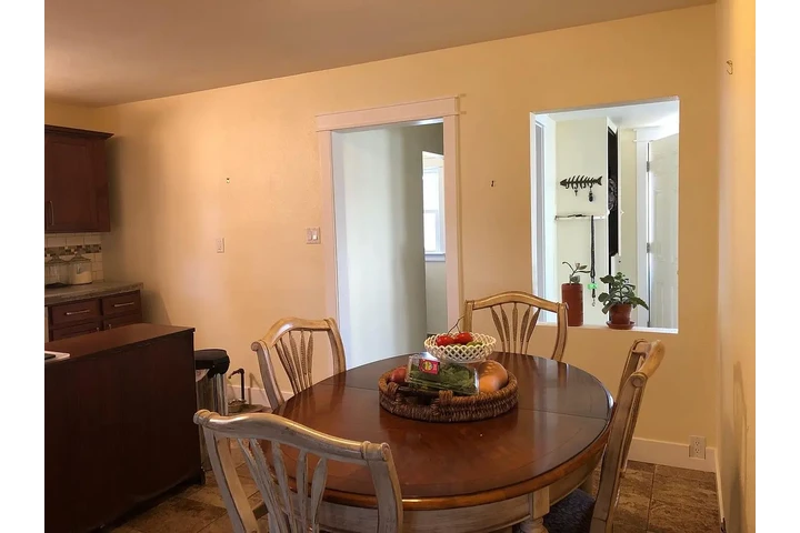 $1400 : Bright and updated two bedroom image 6