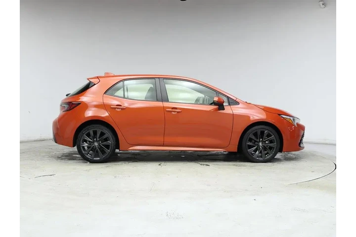 $23998 : Toyota Corolla Hatchback 202 image 7