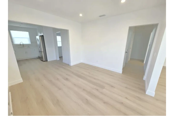 $2045 : Spacious 2 Bed Home in Lynwood image 2