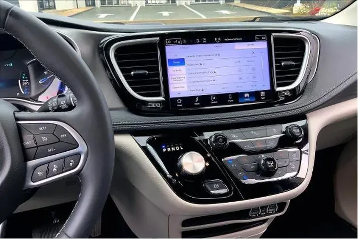 $25889 : Chrysler Pacifica Plug-In Hy image 7