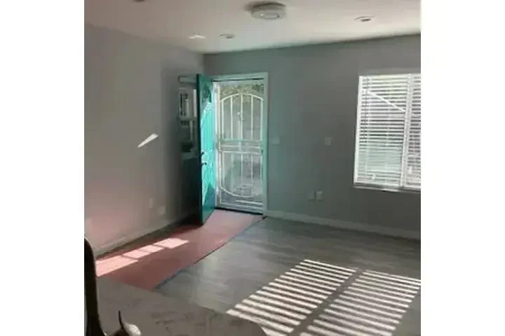 $2625 : RENTO CASA NUEVA- ATRÁS-(ADU) image 7