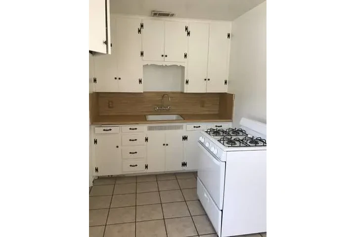 $1600 : 2br - 700ft2 image 9