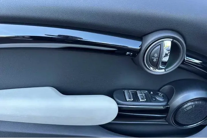 $27999 : MINI Convertible 2020 Cooper image 9