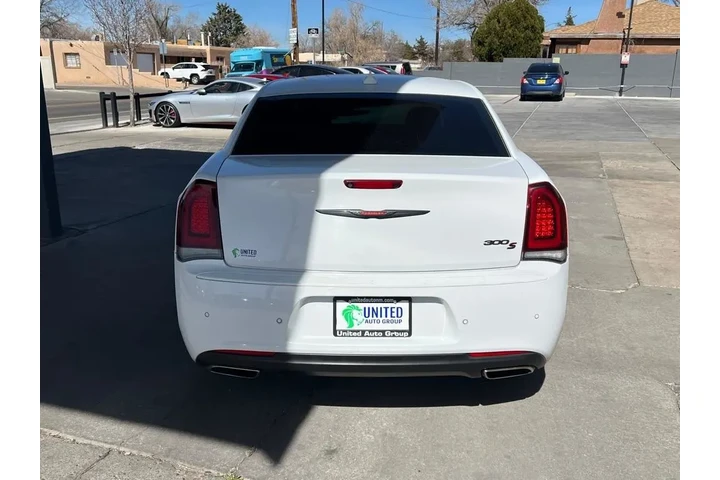 2021 300 S V6 RWD image 6