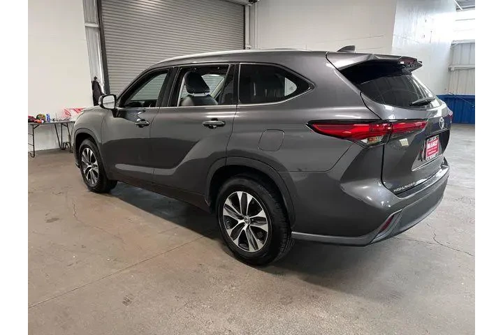 $25941 : Toyota Highlander 2021 XLE 4 image 5