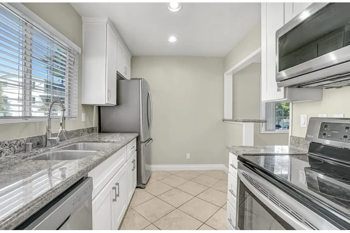 $1950 : 2 Bedroom Apt in Koreatown, LA image 5