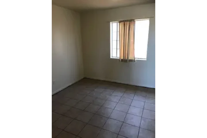 $750 : Cuarto en Renta image 3