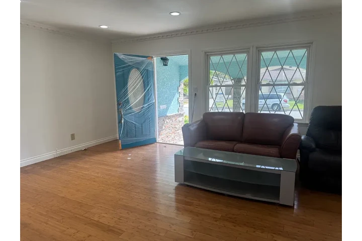 $1800 : Downey - 4 Recamaras image 3