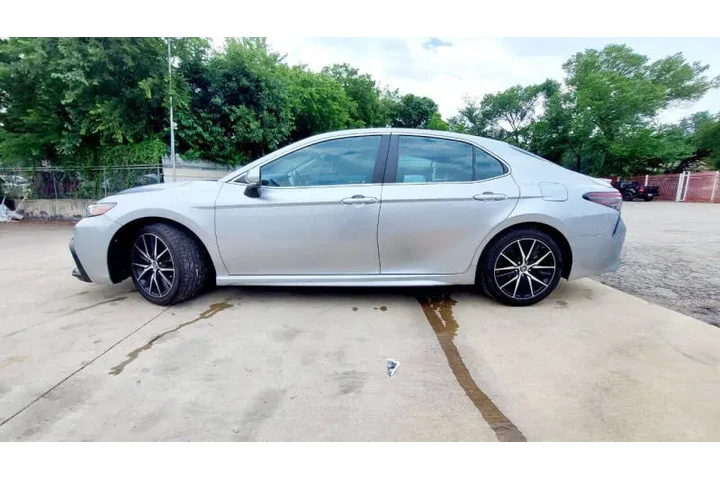 $15990 : 2022 Camry SE image 3
