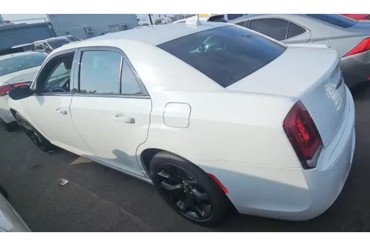 $26400 : Chrysler 300 2022 Touring 4d image 3