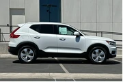 $22900 : Volvo XC40 2022 AWD T5 Momen thumbnail