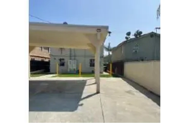 $2775 : APTO. ESTILO CASITA EN.L.A. image 3