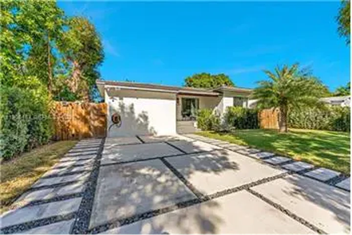 $7500 : Rental property with 3 bedro image 2