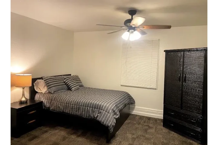 $1000 : Studio and 1-Bathroom image 1