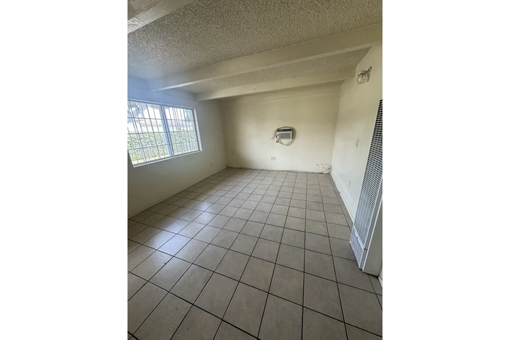 $1300 : Apt 1 rec 1 baño image 2