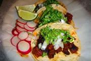 Tacos con tortillas a mano en Los Angeles