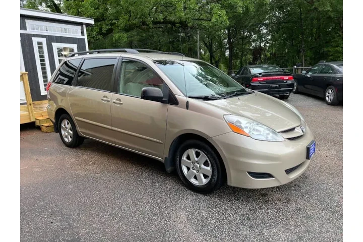 $9999 : 2010 Sienna LE 8-Passenger image 4