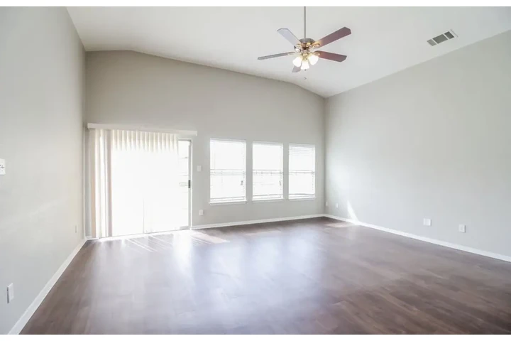 $1450 : 3 Bedroom Home in Dallas TX image 2